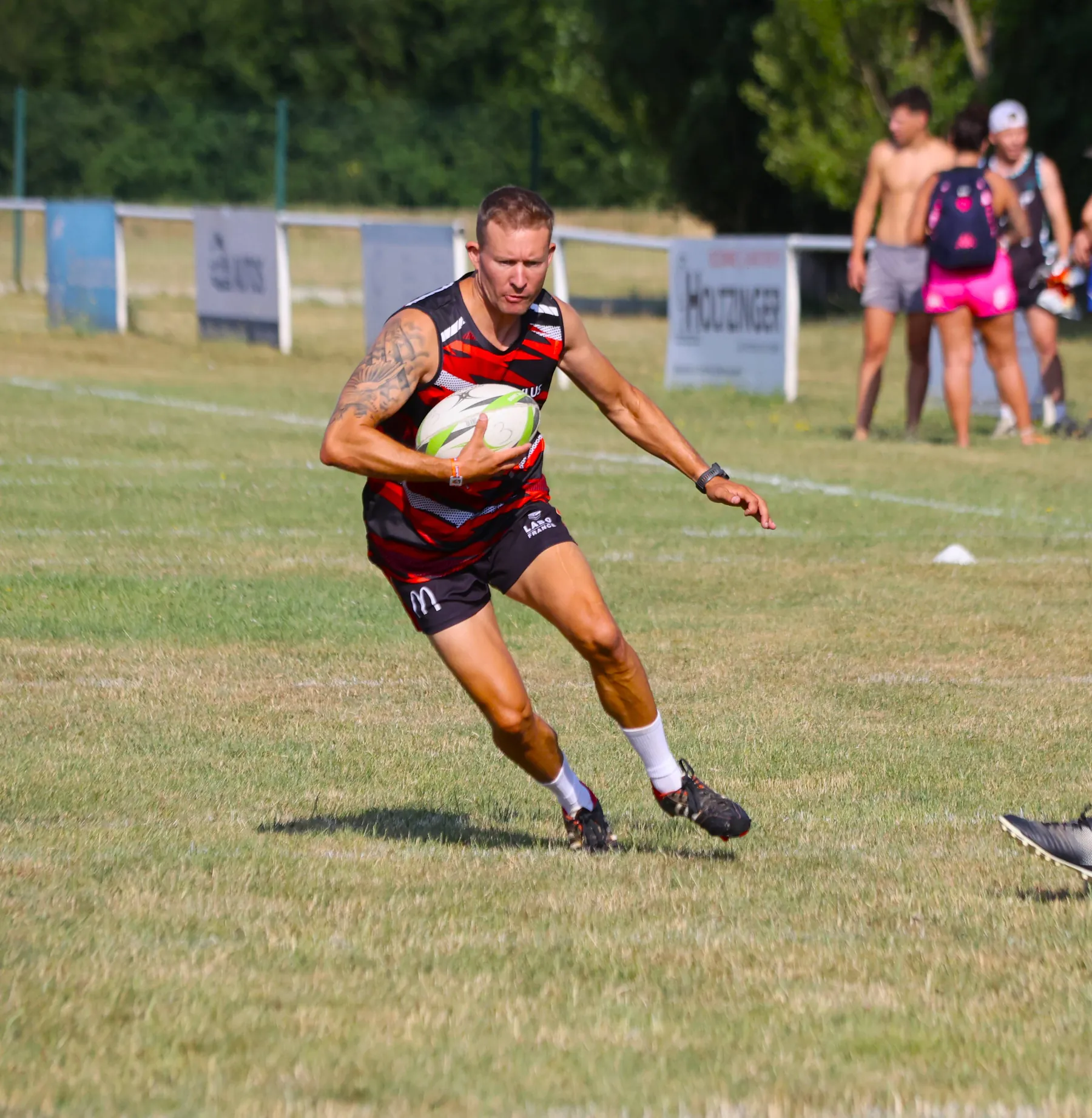 Joueur en course balle en main à l'entraînement