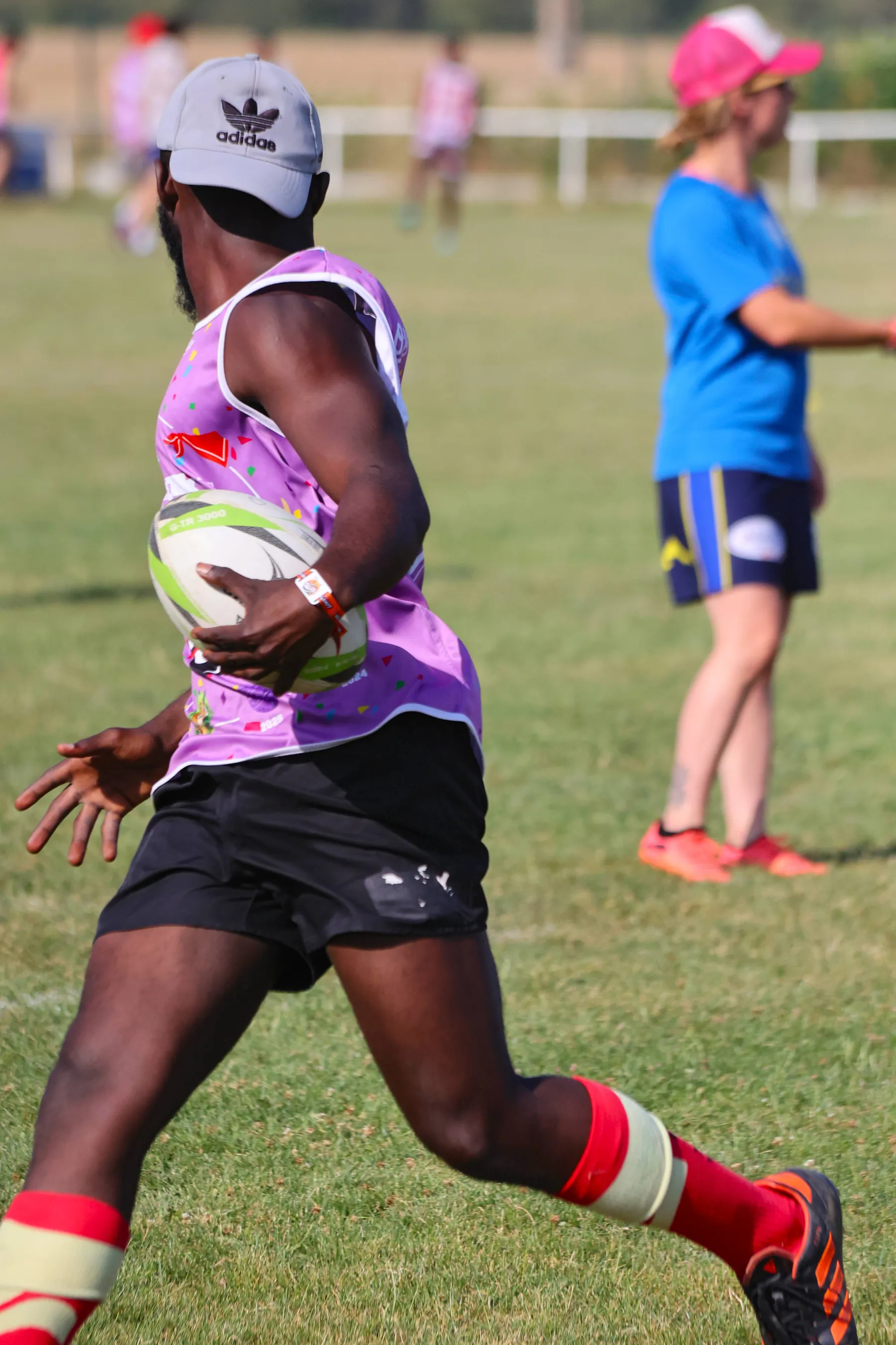 Joueur lancé en sprint sur le terrain