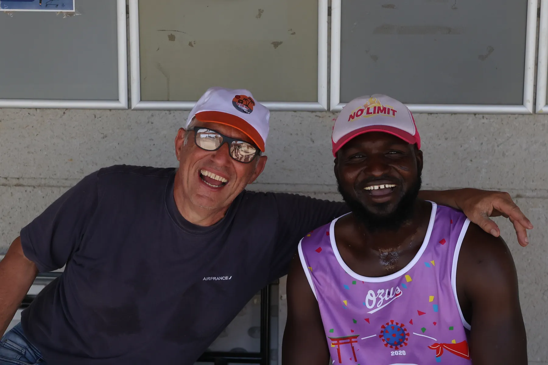 Deux bénévoles en gilet Rugby No Limit sur le tournoi