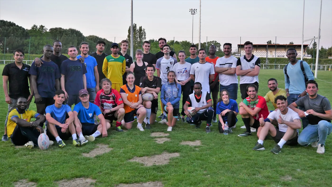 Photo de groupe des participants sur le terrain