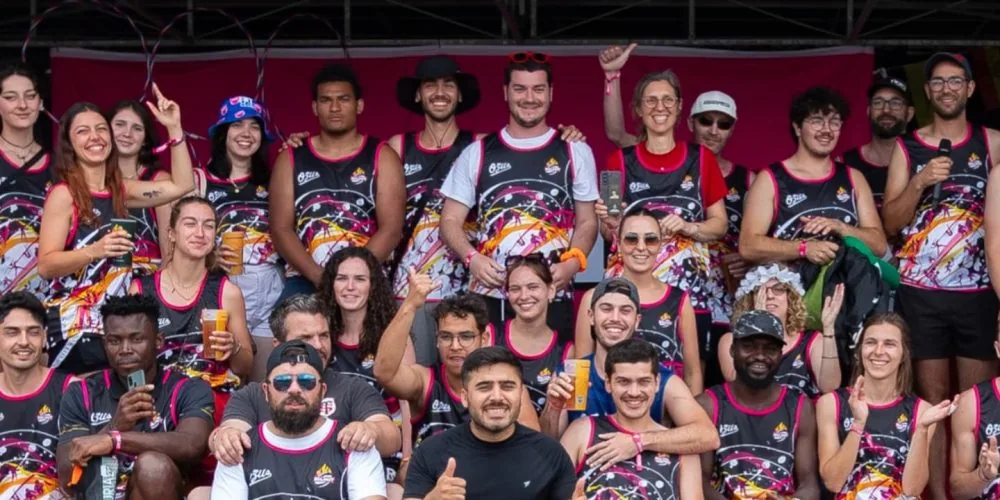 Une équipe complète pose en maillot Rugby No Limit devant le photocall du tournoi