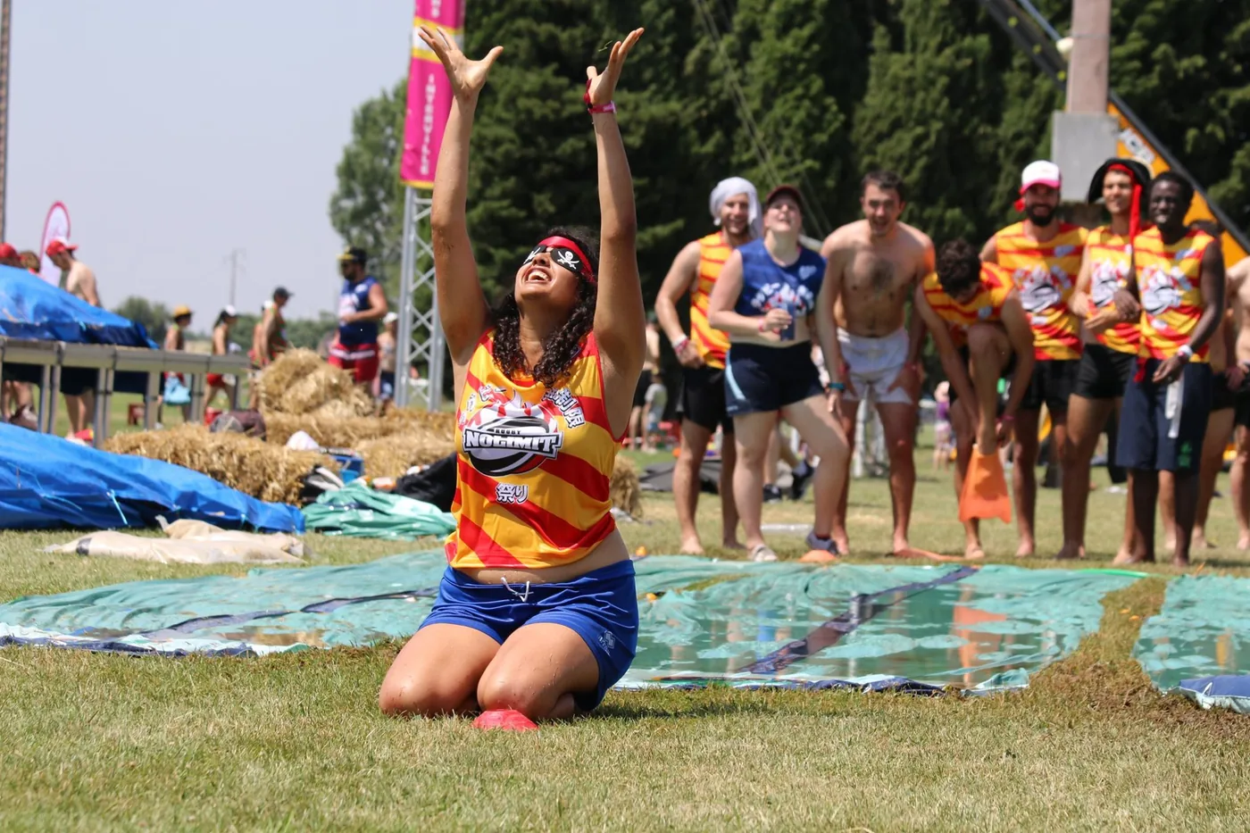 Une participante lève les bras en signe de victoire pendant le tournoi